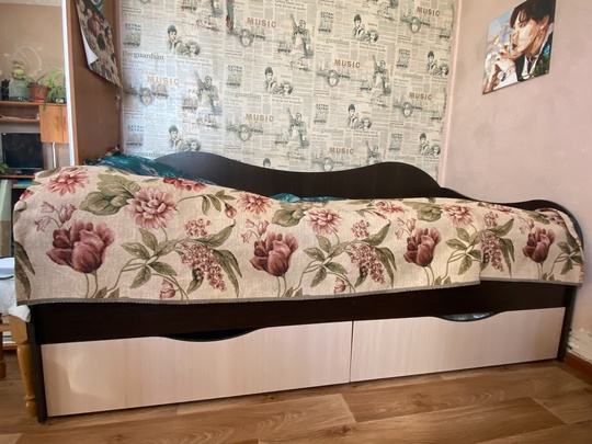 Продам односпальную кровать,б/у,2 ящика ,без