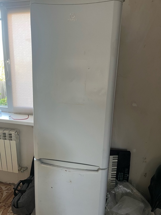 Продам б/у холодильник Indesit. Работает