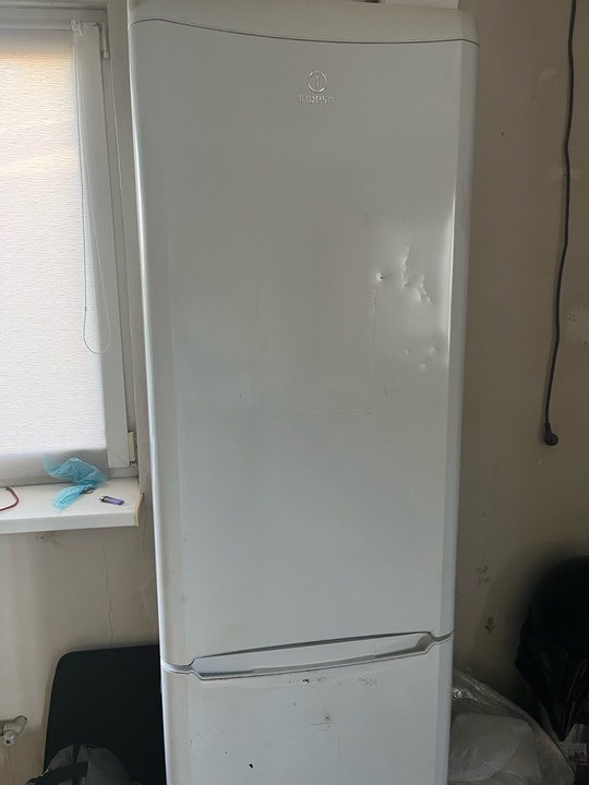 Продам б/у холодильник Indesit. Работает (1)