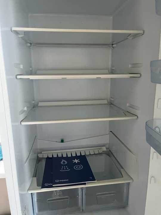 Продам б/у холодильник Indesit. Работает (2)