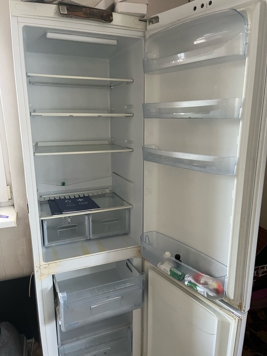 Продам б/у холодильник Indesit. Работает (3)
