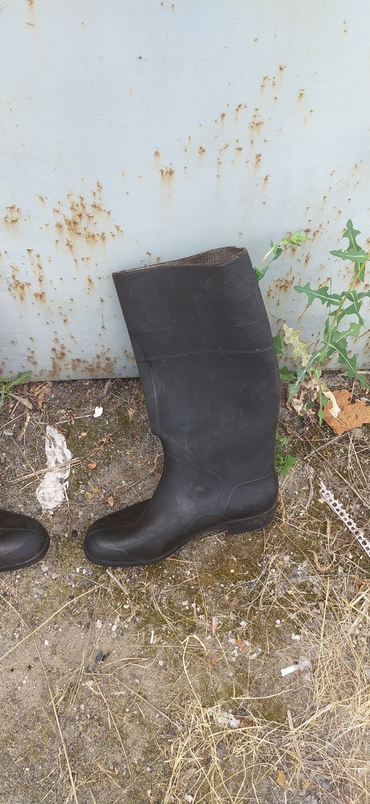 Продам новые резиновые сапоги р.42-43.