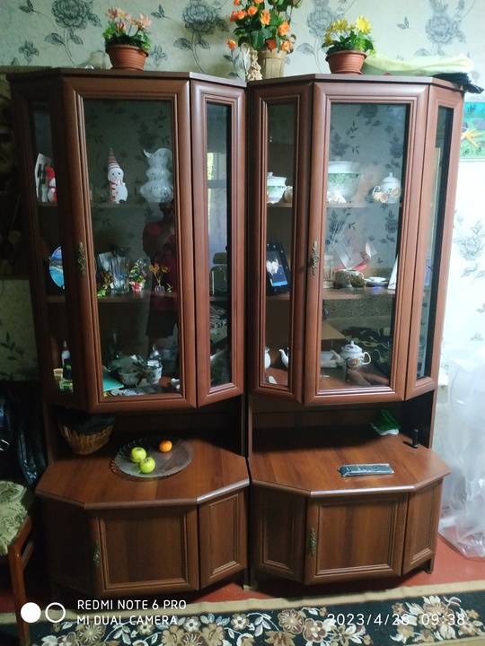 Продаю два серванта, цена 6000