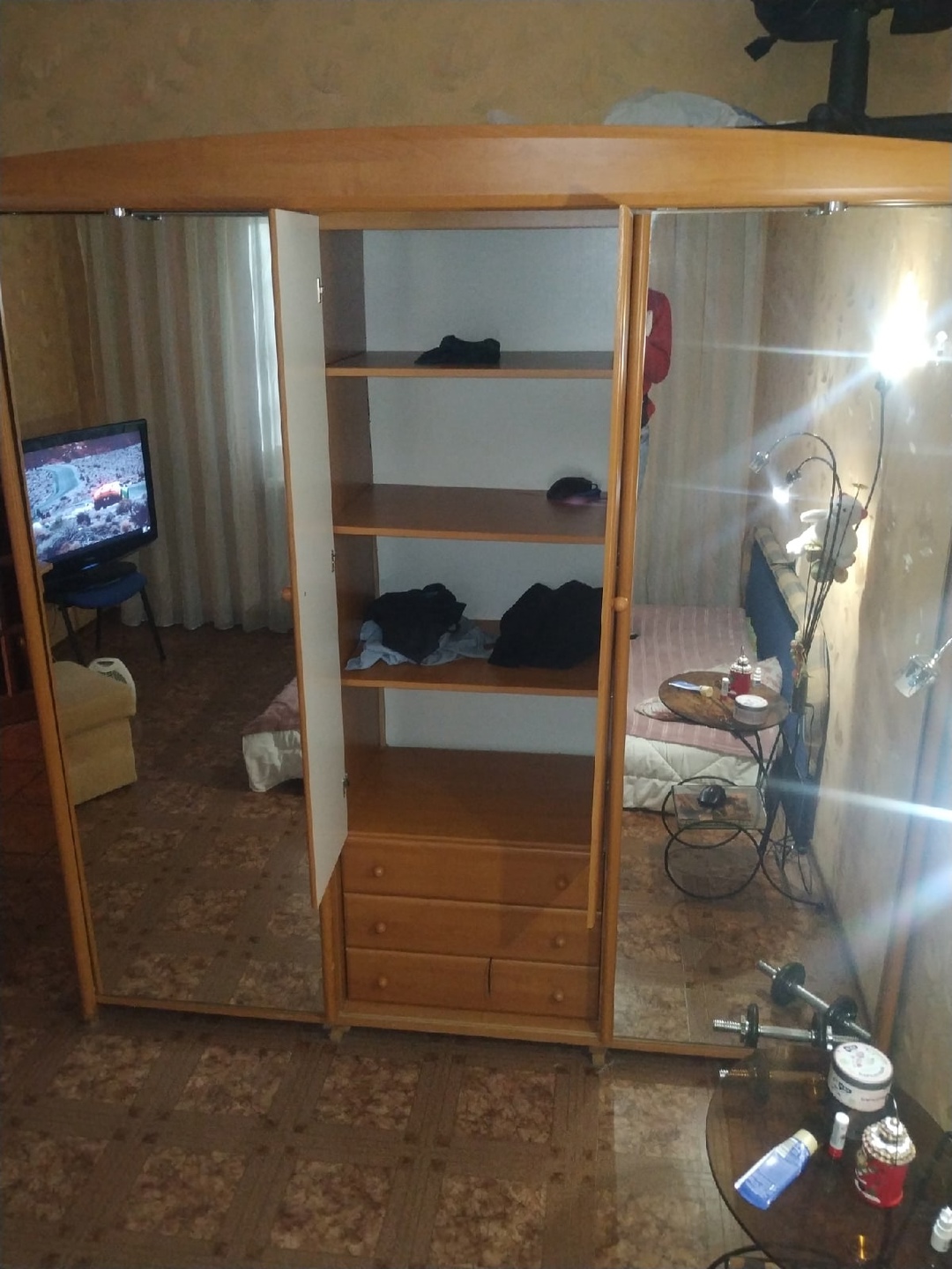 Продам шкаф купе 
200/200/60
2 зеркала