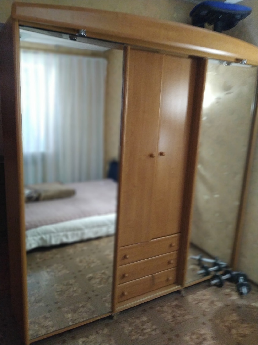 Продам шкаф купе 
200/200/60
2 зеркала (1)