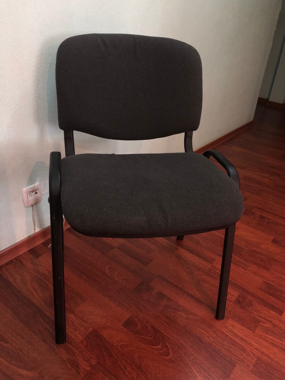 Продам три офисных стула. Состояние