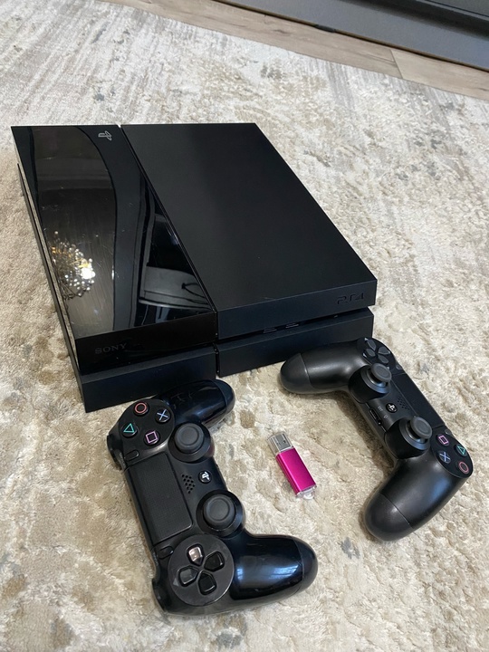 Продам прошитую PS4 + Golden