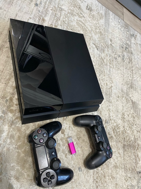 Продам прошитую PS4 + Golden (1)