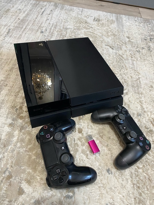Продам прошитую PS4 + Golden (2)