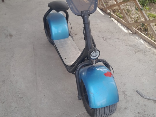 Продам электроскутер , не идет (2)