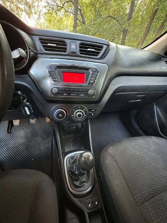 Продам свой автомобиль Kia Rio (4)