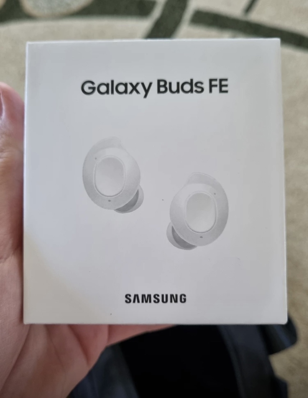Беспроводные наушники Galaxy Buds FE.
Состояние (2)