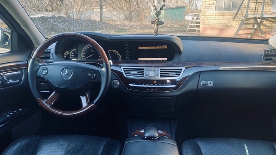 Mercedes-Benz S221 
Мотор 5.5 388л.с
Город (9)
