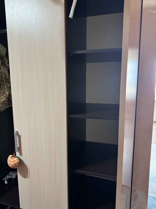 Продам шкаф
В отличном состоянии 
Размеры (2)