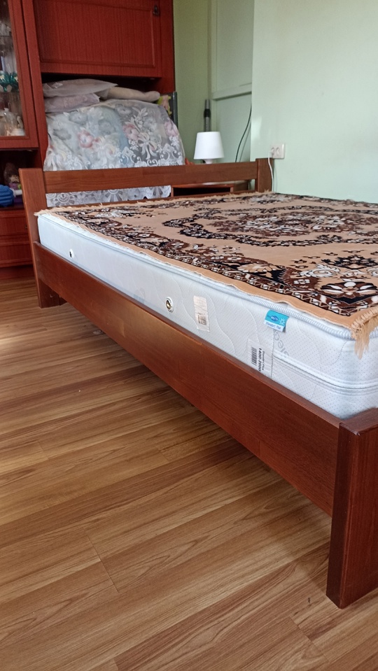 Продаётся кровать с матрасом. Находится (1)