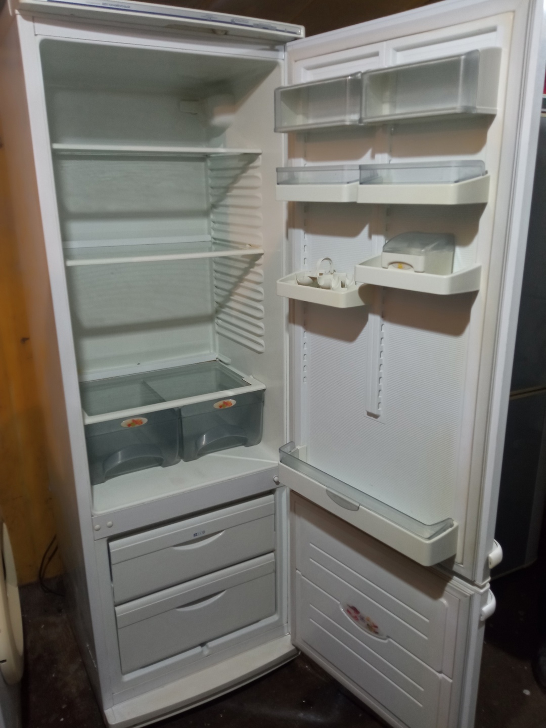 Продам полностью рабочий холодильник фирма (1)