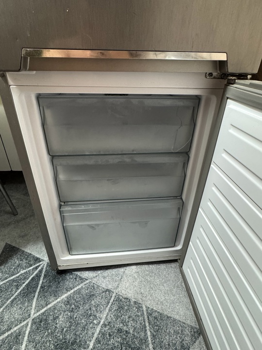 Продам холодильник vestfrost(Дания).
Все косяки видно (2)