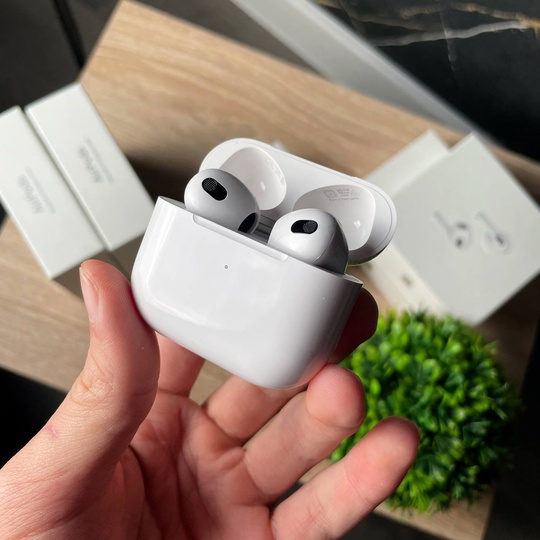 В продаже наушники AirPods 3