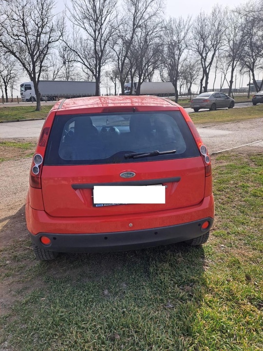 Продам Ford Fiesta 1.4 мт (2)