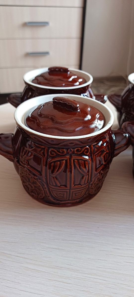1)Продам новые горшочки с крышками