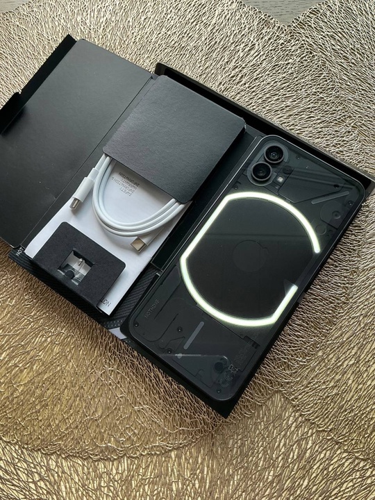 Продам 
телефон Nothing phone 1.
Состояние (4)