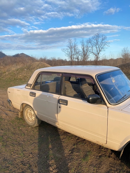 Продам 2105 1990г.
По машине - (1)