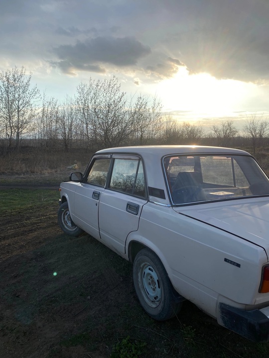 Продам 2105 1990г.
По машине - (3)