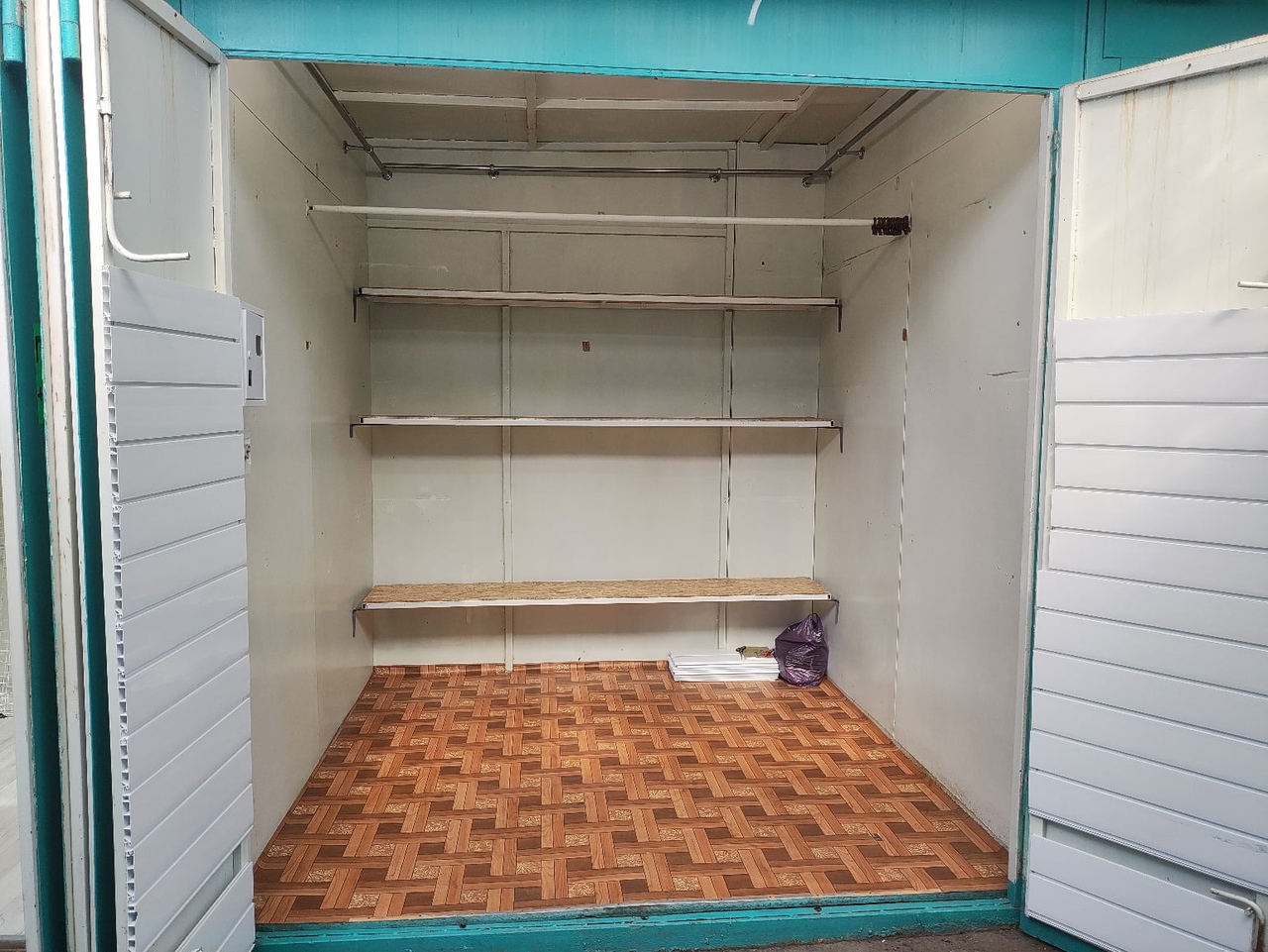 Продам 2 ларька на центральном (2)