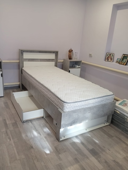 Продам кровать с матрасом 90*200