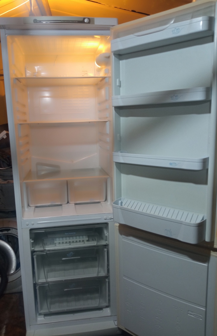 Продам полностью рабочий холодильник фирма (1)