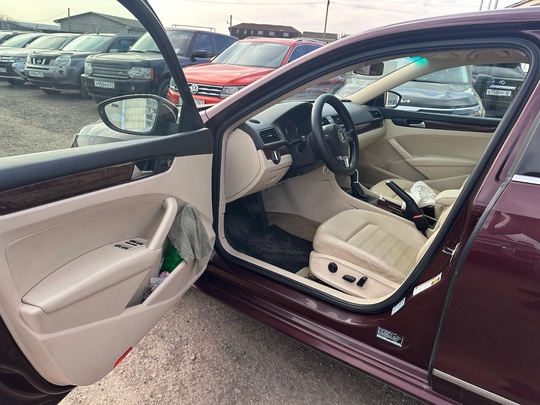 Volkswagen Passat B7 Sel
2012 год (6)