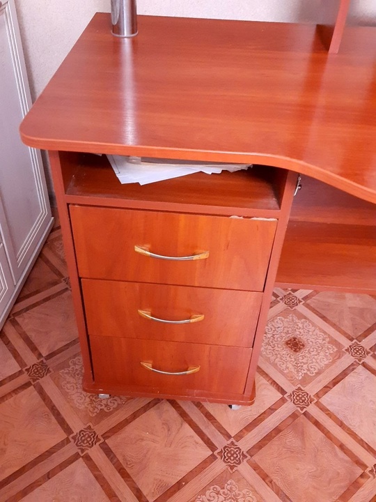 Продам компьютерный стол в хорошем (1)