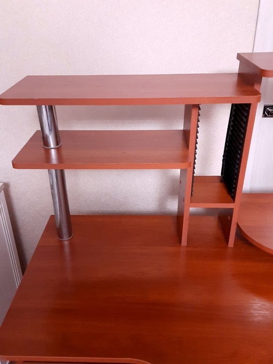 Продам компьютерный стол в хорошем (3)