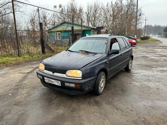 Гольф 1993год
Заводится ездит 
ПТС СТС