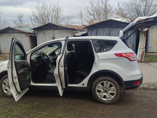 Ford Escape 2.5 AT ; (9)