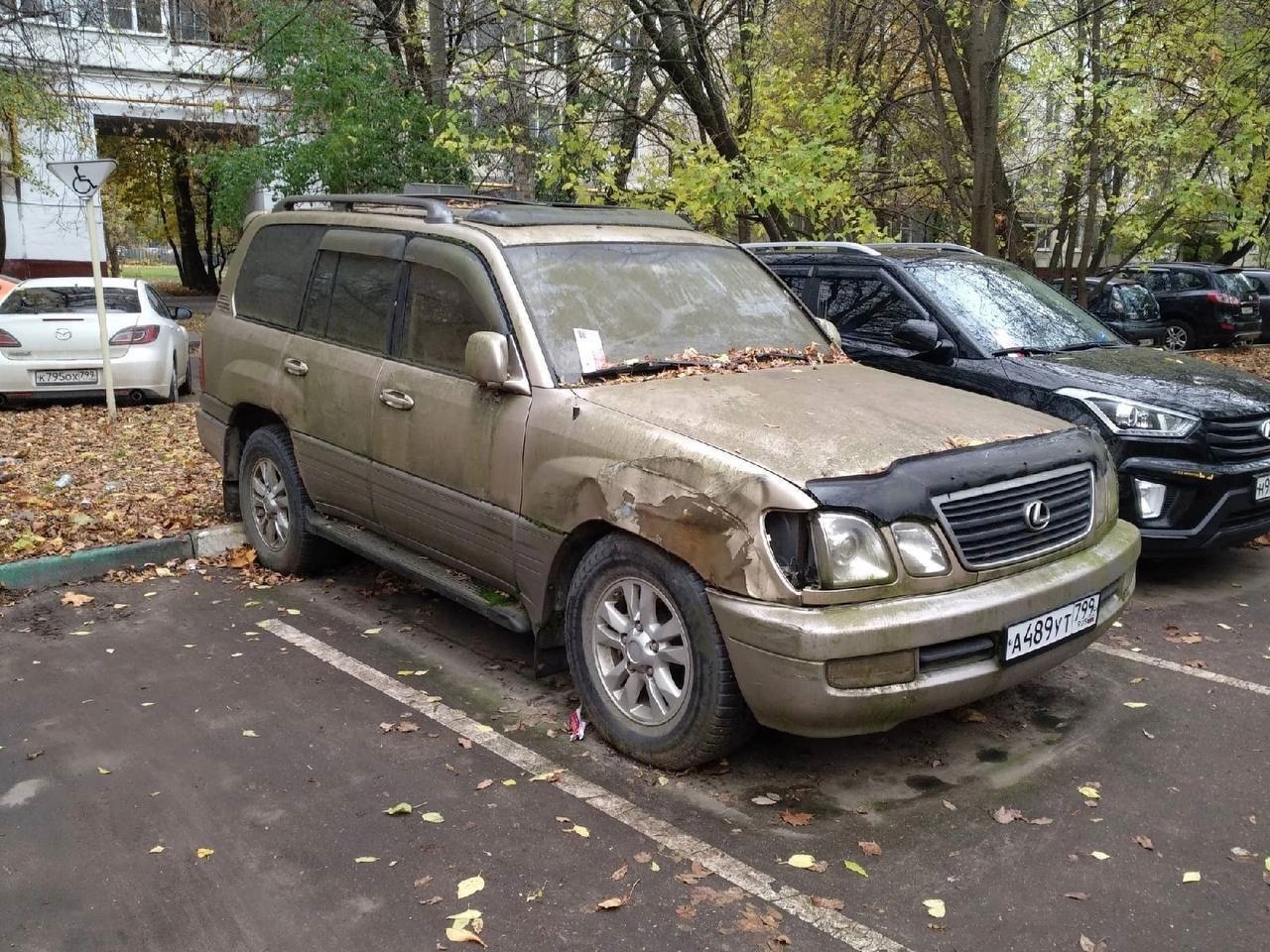 Заброшенный Lexus LX 1998 года