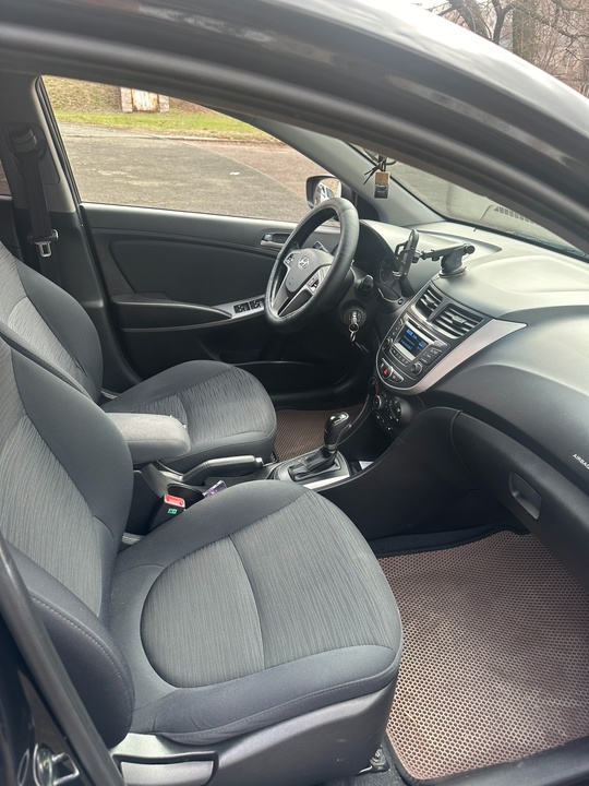 Продам Hyundai Solaris(рестайлинг )
Год - (5)
