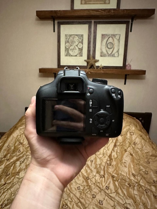 Продаю Cannon 4000d Комплект(зарядка ,ремешок (1)