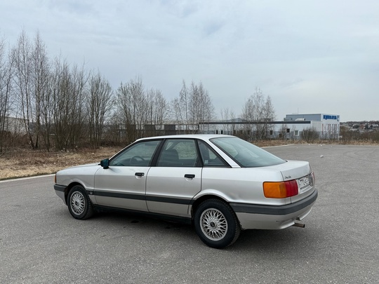 В продаже легендарная Ауди 80

У (1)