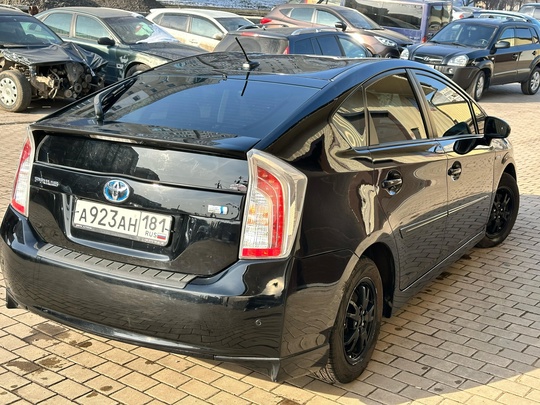 Toyota Prius 
2013 год 
1.8 (3)