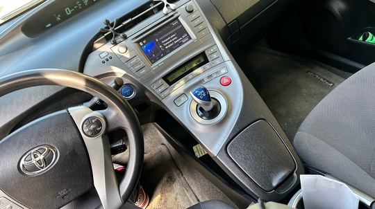 Toyota Prius 
2013 год 
1.8 (6)