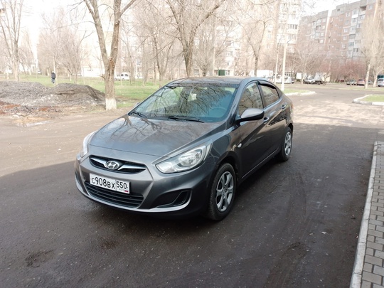 - Hyundai Solaris 2013г 1.6МТ