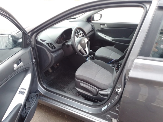 - Hyundai Solaris 2013г 1.6МТ (7)