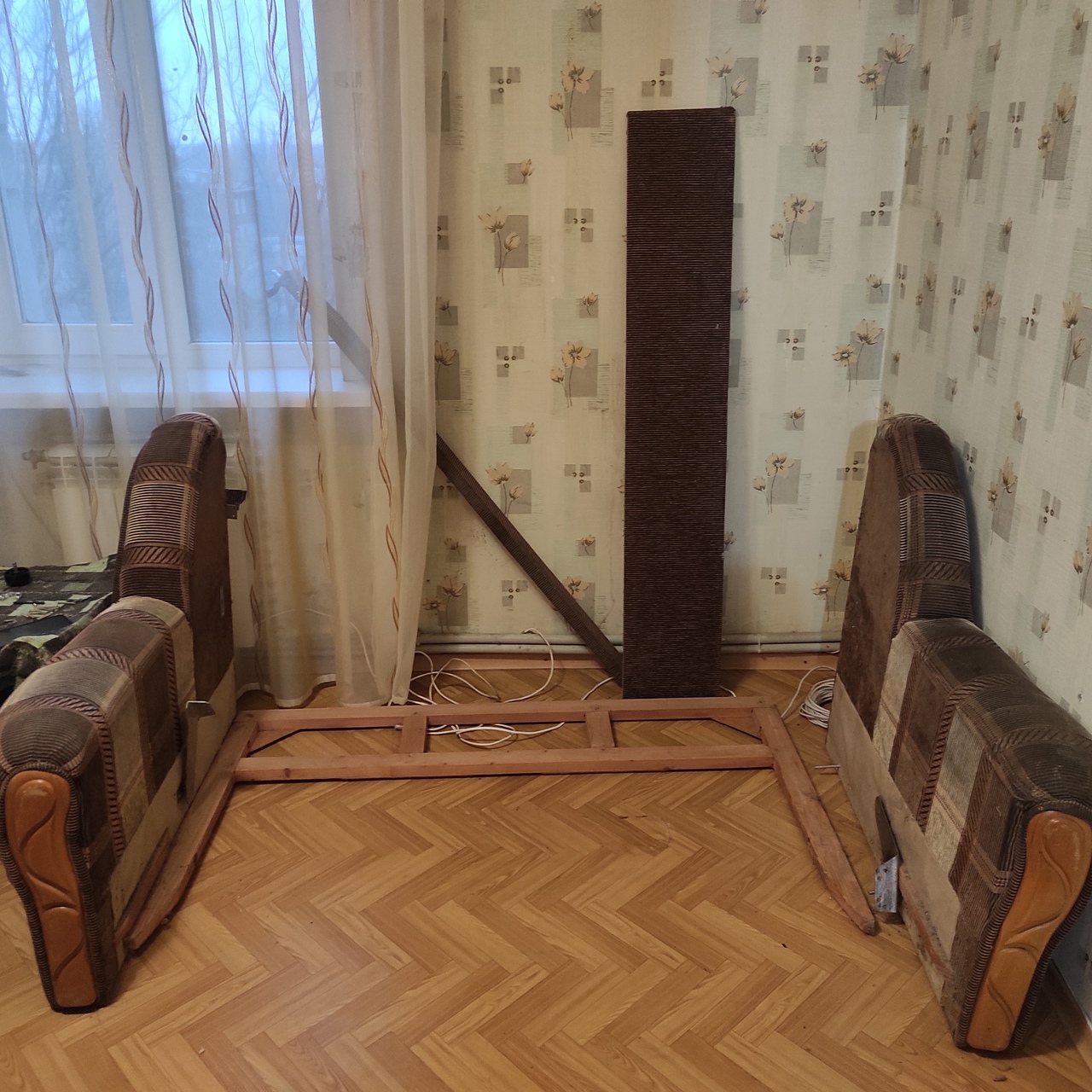 Отдам даром диван. Уже в (2)