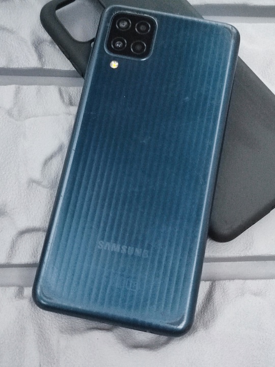 Samsung galaxy M12.
Тёмно-синий.
С чехлом и