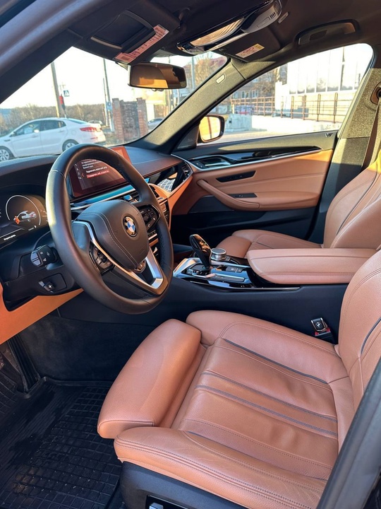 BMW 5 G30 2019 год
2.0 (7)