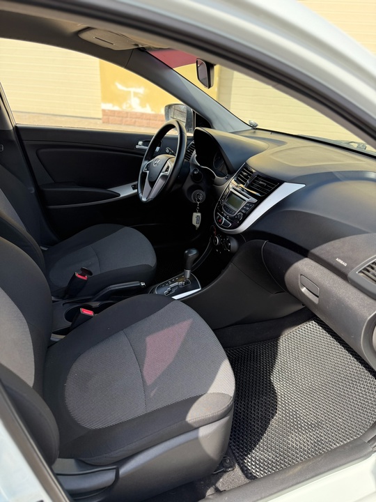 Продам Hyundai Solaris 1.6 2011г (4)