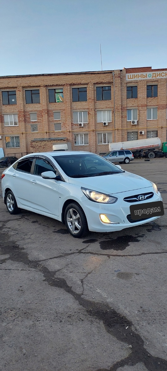 Продам. Личный Hyundai Solaris в (3)