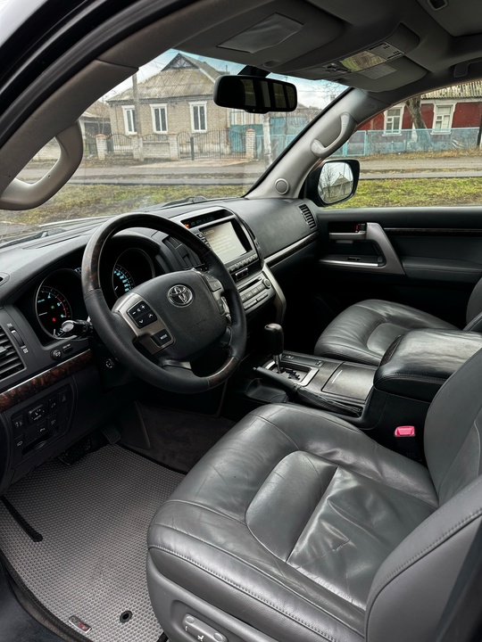 Продам Toyota Land Cruiser 200 (6)
