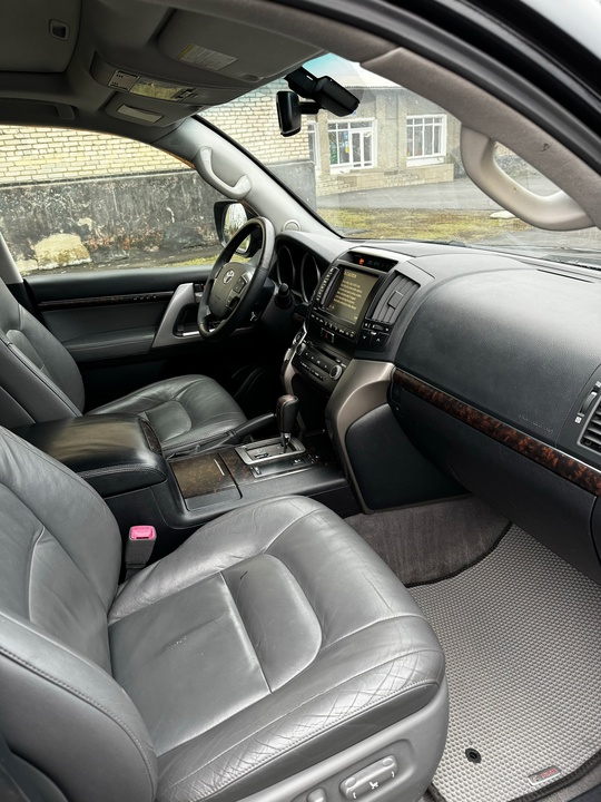 Продам Toyota Land Cruiser 200 (8)
